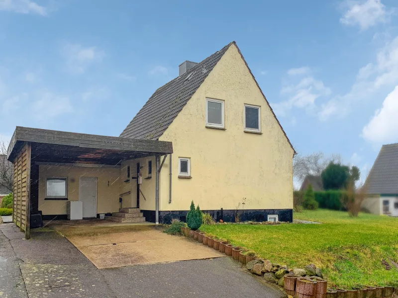 Hausansicht - Haus kaufen in Damendorf - Ruhiges Wohnen im Naturpark Hüttener Berge! Modernisierungsbedürftiges Einfamilienhaus in Damendorf