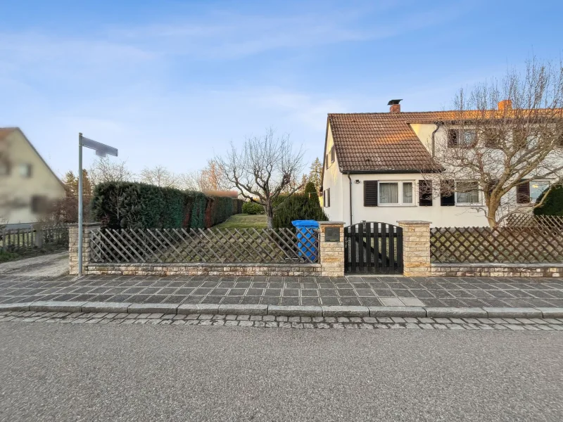 Hauptbild - Haus kaufen in Nürnberg - Fast 1.000 m² in der Kettelersiedlung mit kleiner Siedlungsdoppelhaushälfte und weiterer Baufläche