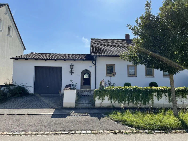 Hausansicht Nordseite - Haus kaufen in Karlskron - Renovierungsbedürftiges Einfamilienhaus mit freiem Blick aufs Feld und Ausbaupotential in Brautlach