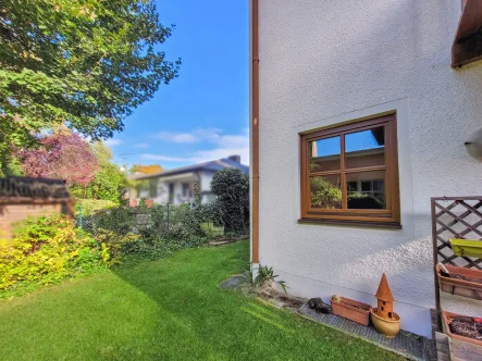 Blick auf Haus und Garten - Wohnung kaufen in Freising - Sehr gepflegte 2-Zimmer-Gartenwohnung in gefragter Lage von Freising, Lerchenfeld