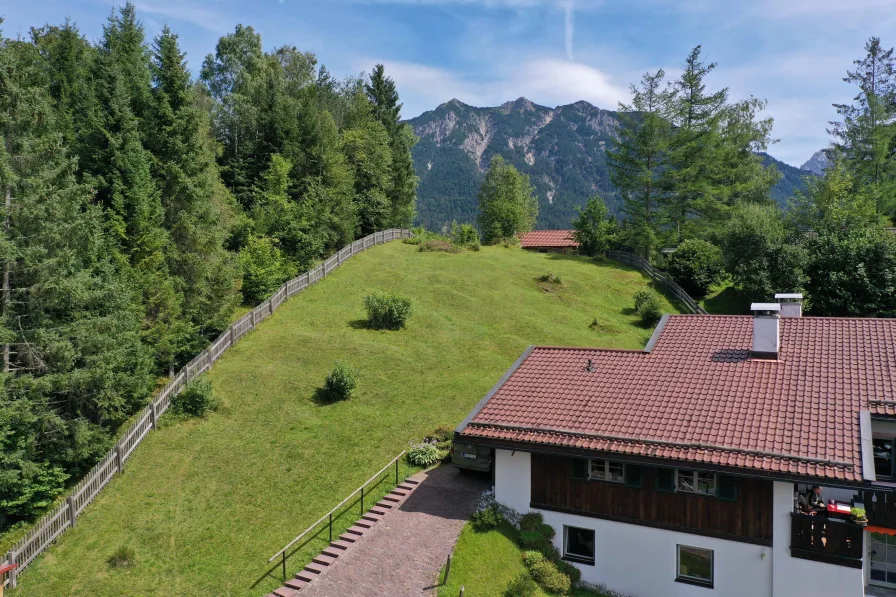Ansicht von Westen - Grundstück kaufen in Krün - Krün: Unverbaubares Grundstück mit Rundumblick in erhöhter Lage