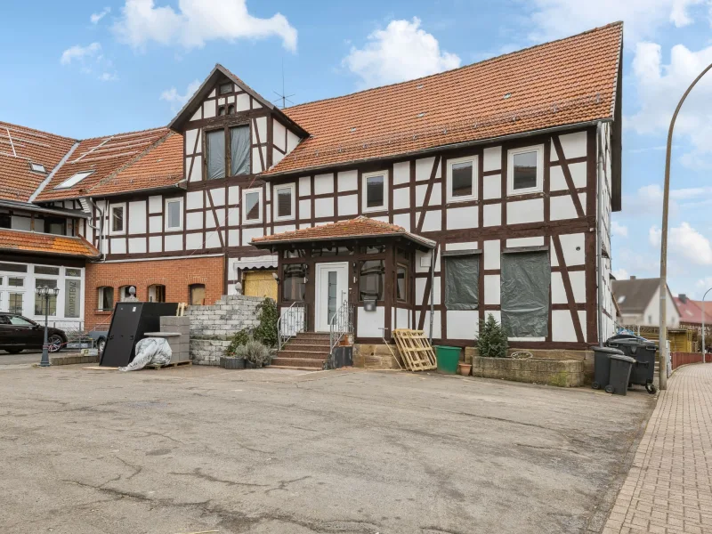 Hausansicht - Wohnung kaufen in Bad Wildungen - Charmante Dachgeschosswohnung mit moderner Ausstattung in Bad Wildungen