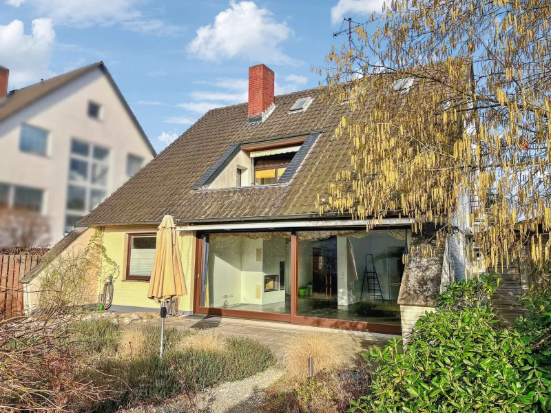 Rückansicht - Haus kaufen in Hilden - Wohnen und arbeiten im beliebten Hilden: Freistehendes Einfamilienhaus und Gewerbeobjekt