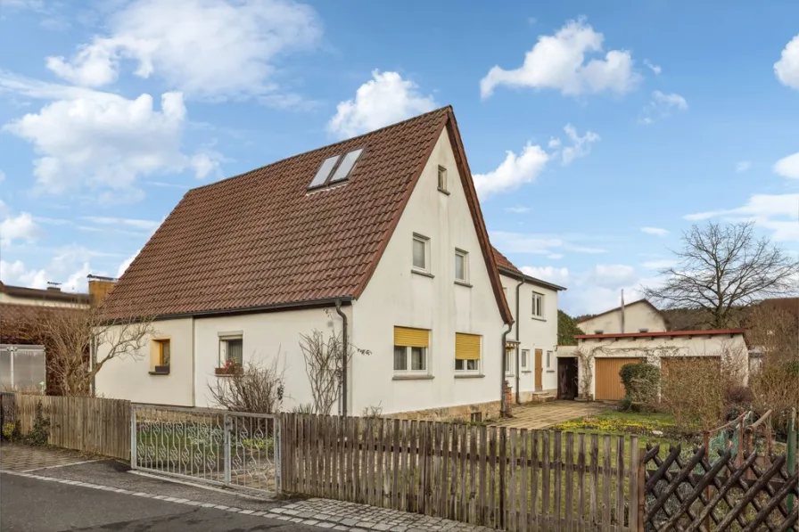 Außenansicht - 1 - Haus kaufen in Kronach - Renovierungsbedürftige Doppelhaushälfte in Kronach