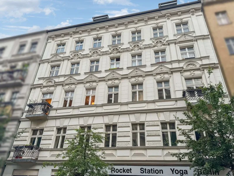Hausansicht - Wohnung kaufen in Berlin - Top sanierte, leerstehende 2-Zimmer-Altbauwohnung in der Kietz Lage von Moabit 