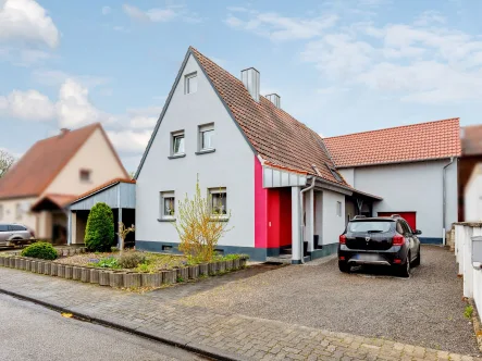 Ansicht mit Hof und Garage - Haus kaufen in Herxheim bei Landau/Pfalz - Schönes Einfamilienhaus mit großem Garten im Herzen der Südpfalz - Herxheim bei Landau