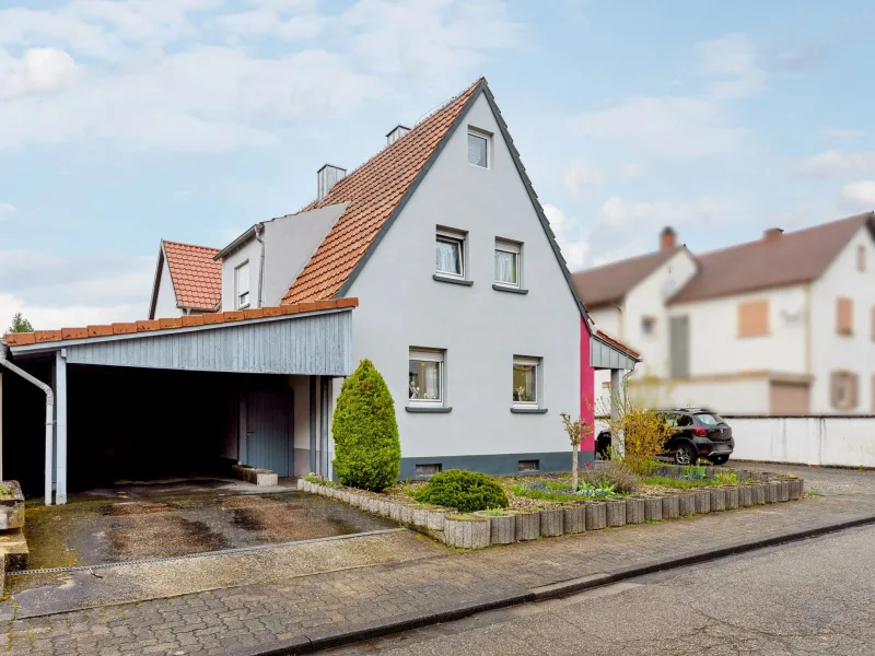 Ansicht mit Carport