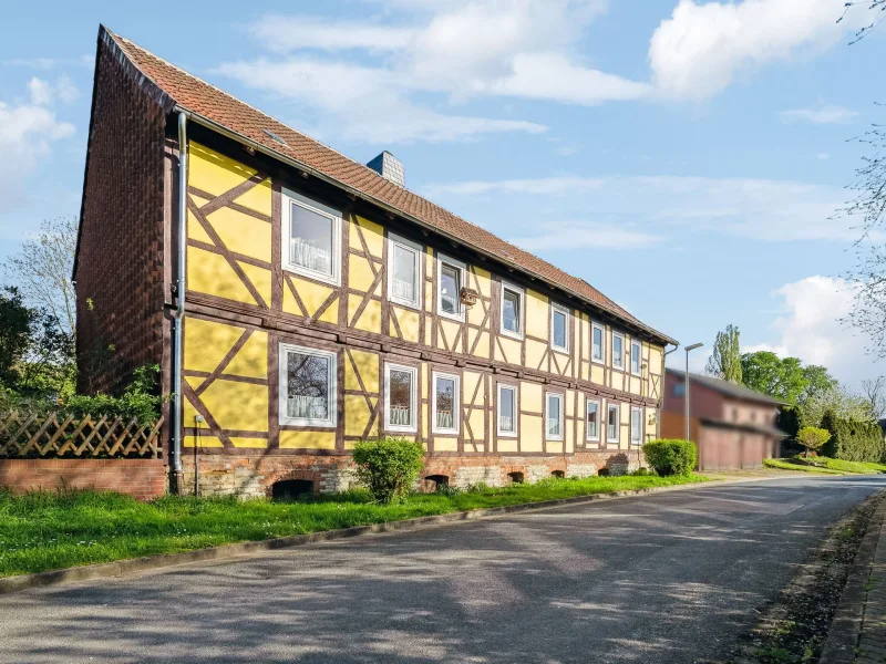 Hausansicht - Haus kaufen in Büddenstedt-Offleben - Solides Mehrfamilienhaus mit vier Wohneinheiten in Büddenstedt-Offleben