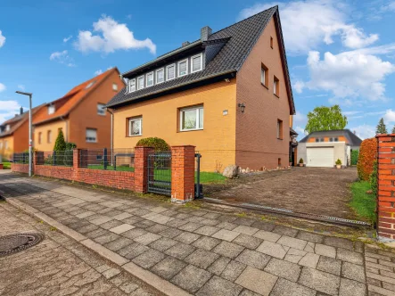 Außenansicht - Haus kaufen in Isernhagen - 3 Wohneinheiten! Einfamilienhaus mit großem Anbau nach WEG aufgeteilt in Isernhagen - Altwarmbüchen