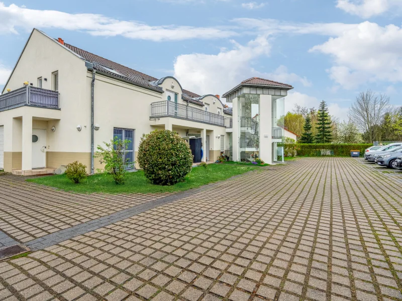 Wohnhausansicht - Wohnung kaufen in Hönow bei Berlin - Charmante 1-Zimmer-Eigentumswohnung mit Terrasse und Stellplatz in ruhiger Lage am Ret-See in Hönow