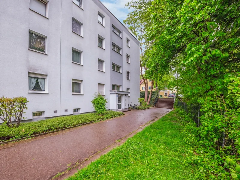 Hausansicht - Wohnung kaufen in München - München-Oberföhring/St. Emmeram. Top gepflegte 4-Zi.-ETW mit Loggia und praktischem Grundriss