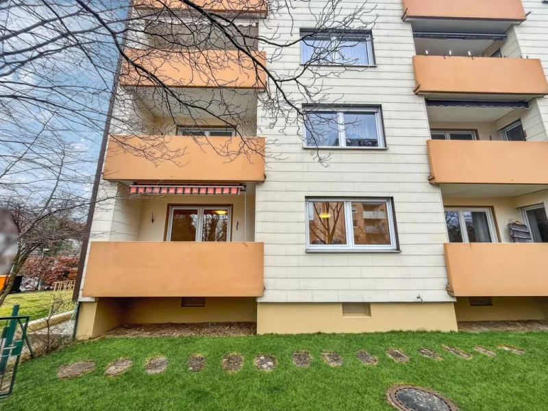 Außenansicht - 1 - Wohnung kaufen in Augsburg - Abendsonne auf dem West-Balkon: Praktisch geschnittene 2-Zimmer-Wohnung in Augsburg-Haunstetten