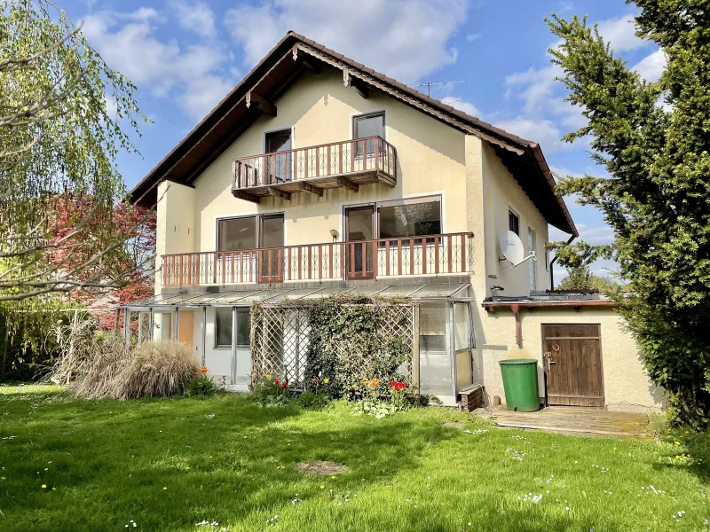 Titelbild - Haus kaufen in Bruckberg - Zweifamilienhaus zur Sanierung in äußerst ruhiger Wohnlage in Bruckberg - teilweise barrierefrei
