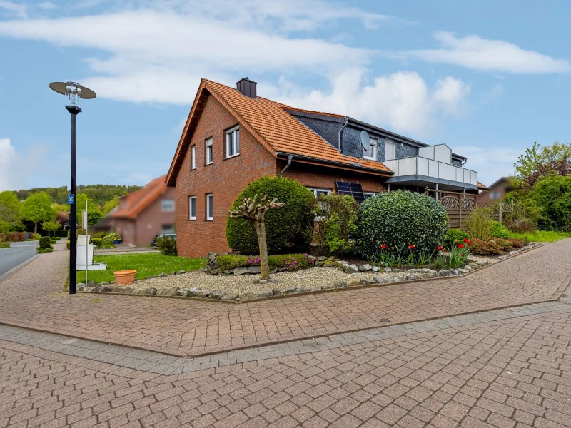 Hausansicht - Haus kaufen in Bissendorf - Mehrfamilienhaus mit vier Einheiten in begehrter Lage von Osnabrück-Bissendorf