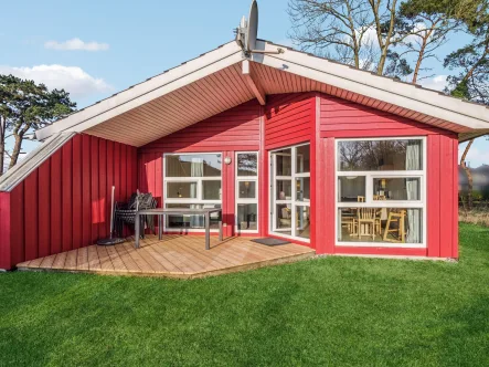 Hausrückansicht - Terrasse - Haus kaufen in Lübeck - Skandinavisches Ferienhaus  mit Sauna und Kaminofen in der Dünenlandschaft  auf dem Priwall 