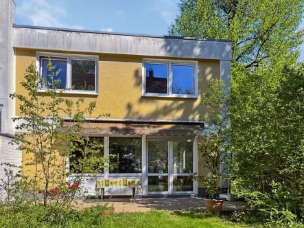 Terrasse  - Haus kaufen in Berlin - Bezugsfreie Doppelhaushälfte in begehrter Wohnlage mit Südwest-Garten in Berlin-Zehlendorf