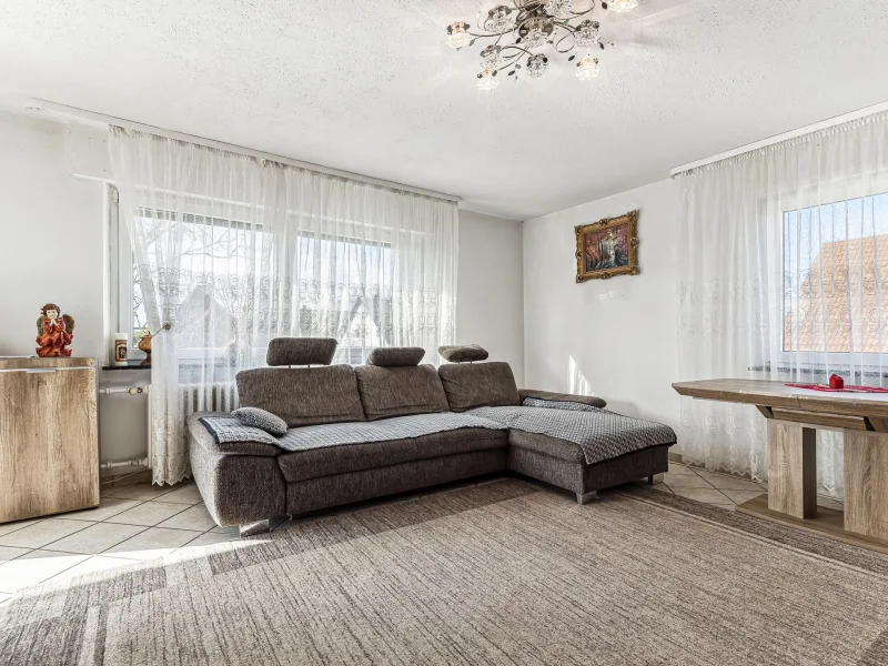 Wohnzimmer  - Wohnung kaufen in Durmersheim - Moderne 4-Zimmer-Wohnung mit Einzelgarage und Balkon in Durmersheim