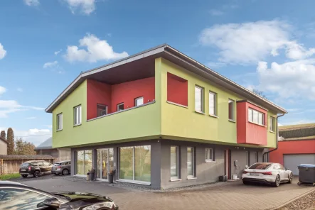 Titelbild - Haus kaufen in Oelsnitz - Moderne Praxisimmobilie mit exklusiver wohnwirtschaftlicher Nutzungsmöglichkeit im Obergeschoss
