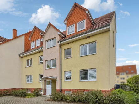Titelbild Frontansicht Haus  - Wohnung kaufen in Aschersleben - Das Tor zum Harz – vermietete 3-Zimmer-Maisonettewohnung in Aschersleben