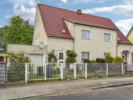 Doppelhaushälfte mit Garage - Haus kaufen in Berlin - Schöne Altbau-Doppelhaushälfte mit 5 Zimmern für Familien oder Paare in Berlin Biesdorf