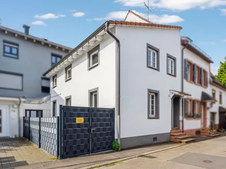 Straßenansicht - Haus kaufen in Ilvesheim - Beste Lage - Das besondere Einfamilienhaus in Ilvesheim