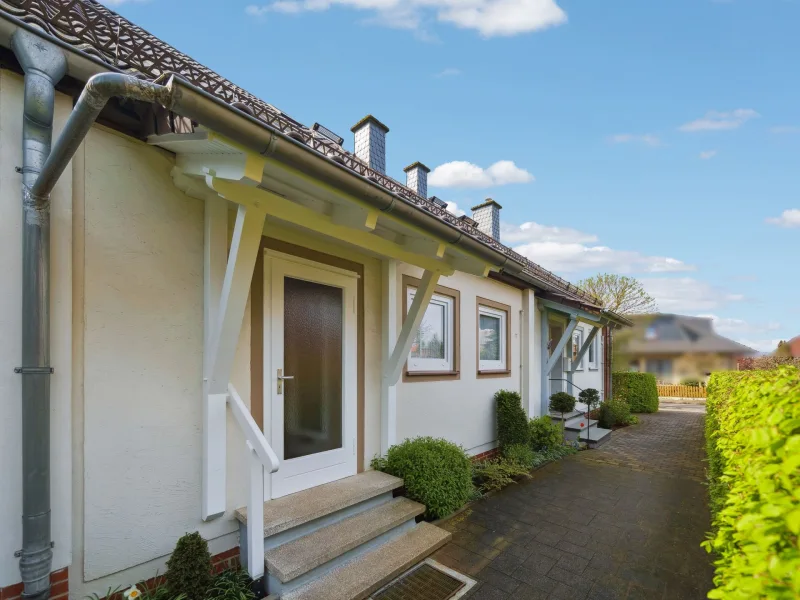 Hausansicht - Haus kaufen in Lauenau - RESERVIERT! Charmantes Reihenmittelhaus mit kleiner Gartenoase in Lauenau