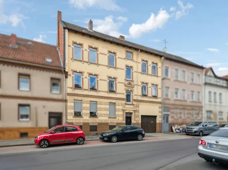 Gepflegtes Mehrfamilienhaus - Haus kaufen in Schöningen - Gepflegtes Mehrfamilienhaus mit geschichtsträchtiger Hausfassade in Schöningen