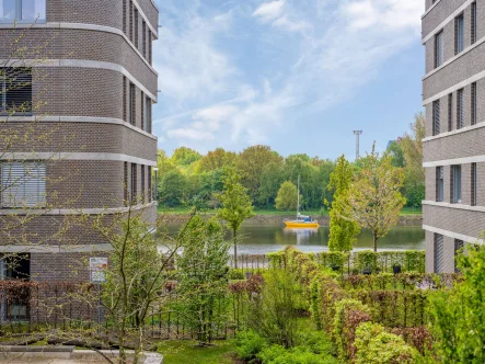 Blick auf die Weser - Wohnung kaufen in Bremen - Bremen: Neuwertige 2,5-Zimmer-Wohnung mit Weserblick, 2 Balkonen und Tiefgaragenstellplatz