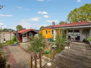 Terrasse und Gartenhaus