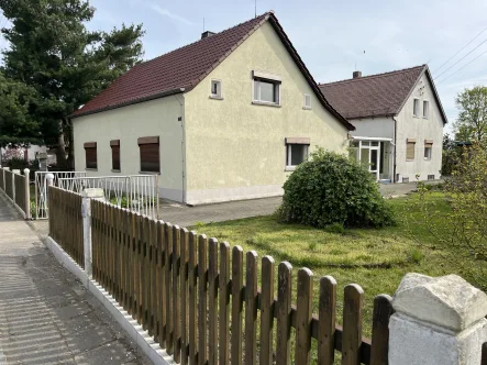 Titelbild - Haus kaufen in Riesa - Viel Haus + Garten + Schuppen + Schwimmbad in einem Vorort von Riesa