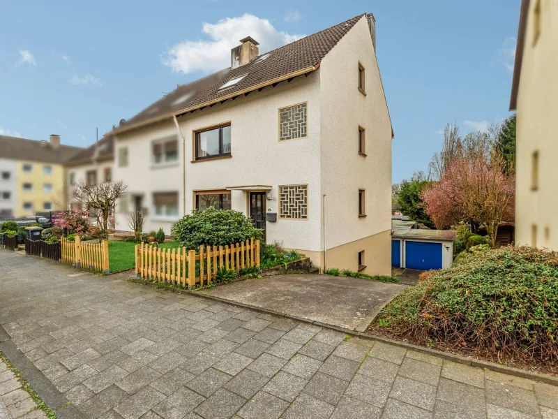 Hausansicht - Haus kaufen in Mülheim an der Ruhr - Zweifamilienhaus als Reihenendhaus in zentraler Lage von Mülheim-Eppinghofen