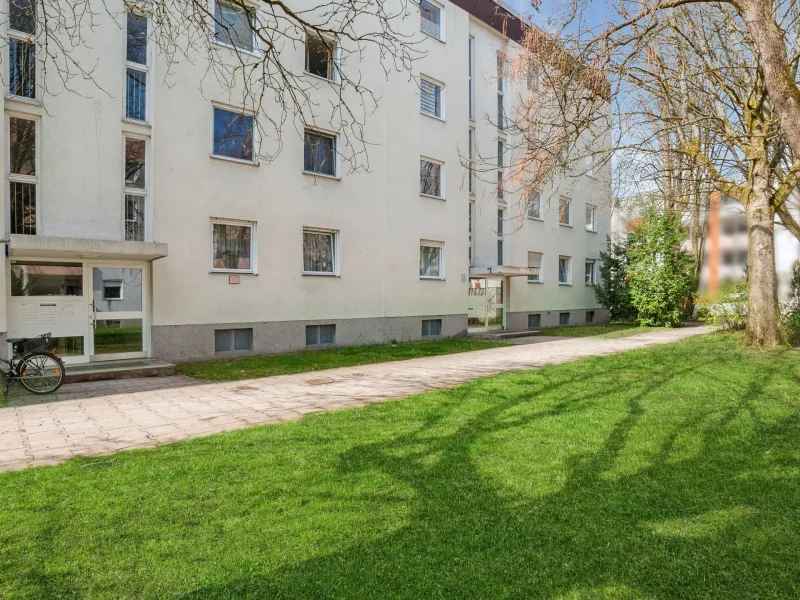 Titelbild - Wohnung kaufen in München - Charmante und helle 3-Zimmer-Eigentumswohnung mit großer Wohnküche in München-Aubing