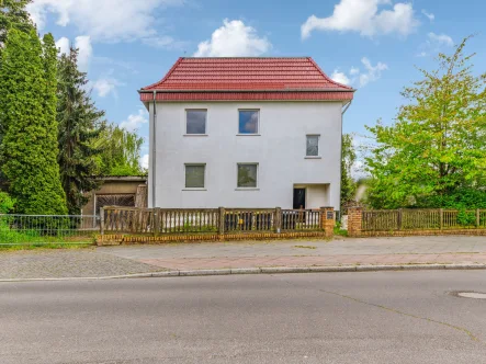 Hausansicht - Straßenseite  - Haus kaufen in Berlin - Geräumiges Zweifamilienhaus oder Luxusdependance mit großem Garten in Berlin Alt-Glienicke