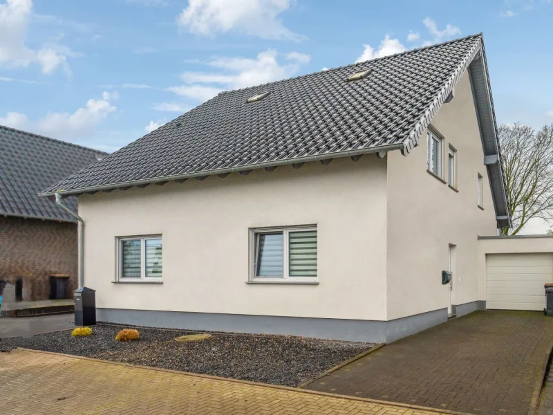 Frontbild - Wohnung kaufen in Übach-Palenberg - Übach-Palenberg: Traumhafte, neuwertige 4-Zimmer-Eigentumswohnung in begehrter Lage