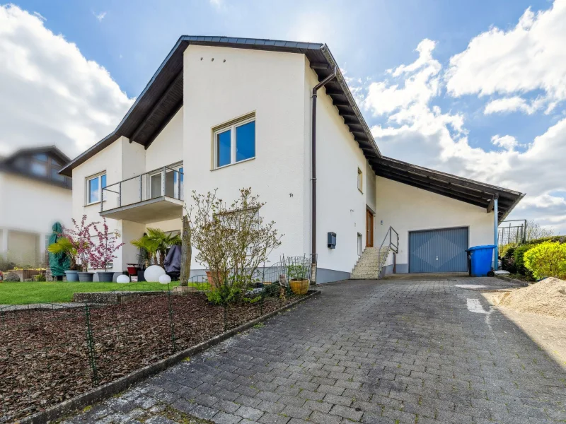 Hausansicht - Haus kaufen in Löhnberg - Naturnah gelegenes Ein-/bis Zweifamilienhaus in Löhnberg