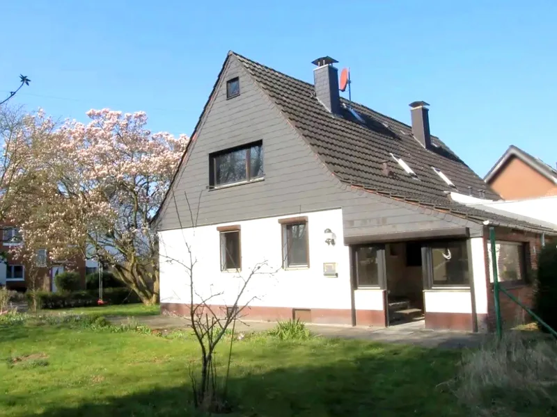 Objektansicht 1 - Haus kaufen in Krefeld - Handwerkerhaus oder tolles Baugrundstück in Krefeld-Fischeln