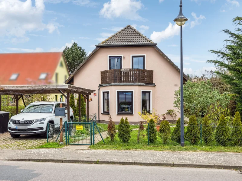 Hausansicht - Haus kaufen in Steinhagen - Gepflegtes Einfamilienhaus mit Walmdach auf ca. 590 m² großem Grundstück in Negast Steinhagen