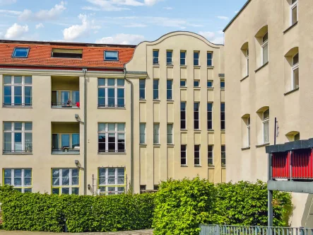 Hausansicht - Innenhof - Wohnung kaufen in Leipzig - Top Lage mit Südbalkon - Denkmalgeschützte 2-Zimmer-Wohnung mit Tiefgaragenstellplatz in Leipzig