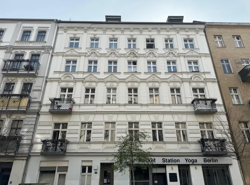 Fassade - Wohnung kaufen in Berlin - Frisch sanierte 2-Zimmer-Altbauwohnung in Moabit unweit der Markthalle 