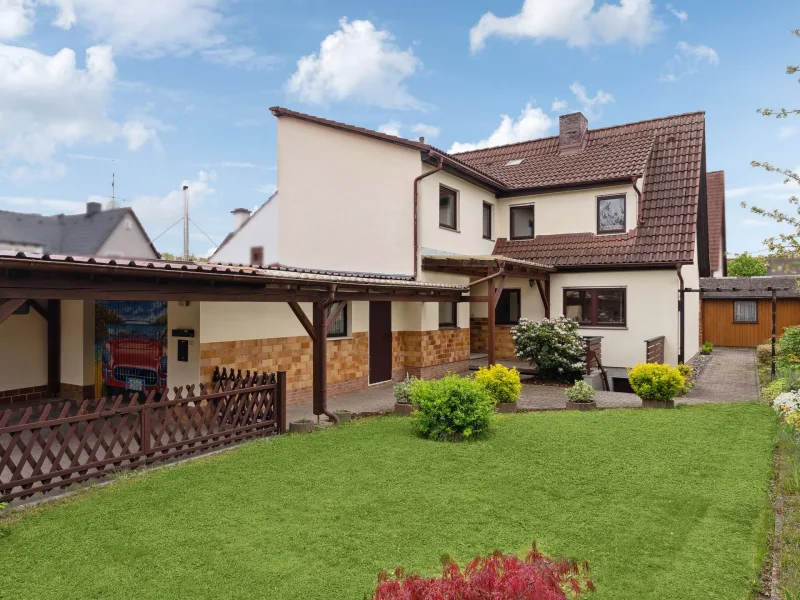 Titelbild - Haus kaufen in Schwabach - Freie Doppelhaushälfte mit Garten in Schwabach Stadtteil Vogelherd