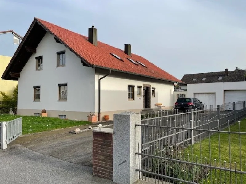Hausansicht - Haus kaufen in Vilshofen an der Donau - Einfamilienhaus in Vilshofen in zentrumsnaher Wohnlage m. attraktivem Garten - auch als 2-FH nutzbar