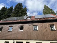 Dach mit Solarmodulen