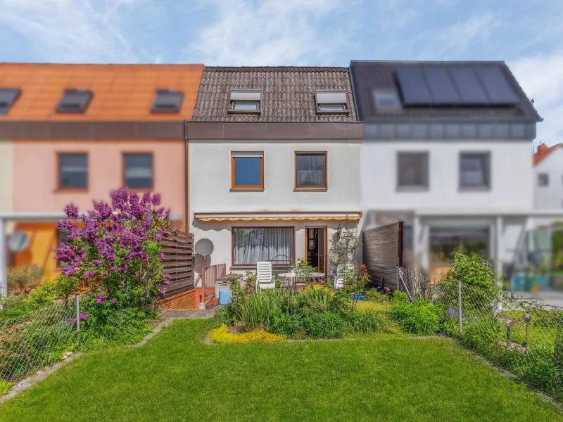Gartenansicht  - Haus kaufen in Fürth - Großes Reihenmittelhaus mit Renovierungsbedarf in sehr ruhiger Lage in Fürth-Burgfarrnbach