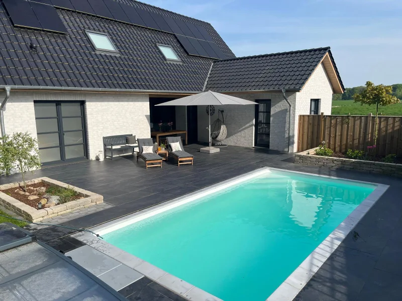 Titel - Haus kaufen in Syke - Traumhaftes Einfamilienhaus: Luxus trifft Nachhaltigkeit mit beheizbarem Pool in Sörhausen