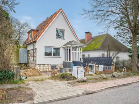 Straßenansicht - Haus kaufen in Hamburg - Spannendes 4-6-Zimmer-Einfamilienhaus, kernsaniert, kurz vor Fertigstellung in Hamburg - Marienthal