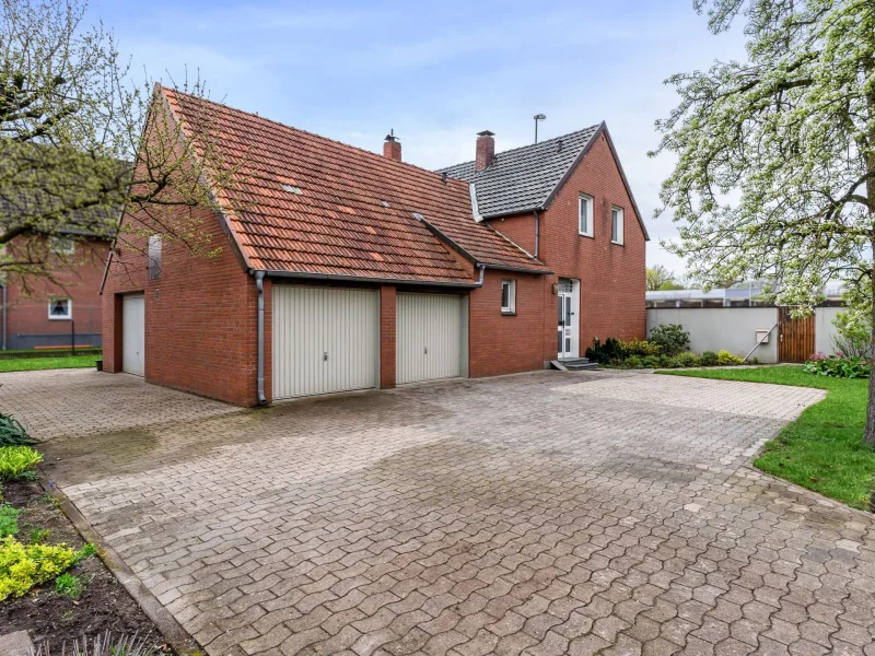 Frontansicht - Haus kaufen in Gütersloh - Gepflegtes Ein- bis Zweifamilienhaus auf ca. 873 m² großem Grundstück in Gütersloh