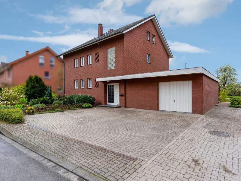 Hausansicht - Haus kaufen in Gütersloh - Sehr gepflegtes Zweifamilienhaus in Gütersloh auf einem ca. 657 m² großen Grundstück