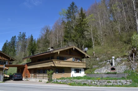 Ansicht von Süd-Ost - Haus kaufen in Jachenau - Jachenau: Kleines, denkmalgeschütztes Bauernhaus am Südhang