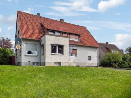 Frontansicht - Haus kaufen in Söhlde - Zweifamilienhaus auf ca. 1511 m² großen Eigentumsgrundstück in Söhlde