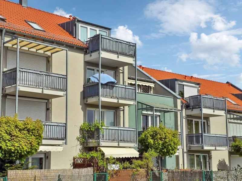 Außenansicht - 1 - Wohnung kaufen in Neusäß - Besondere 3-Zimmer-Maisonette (eigener Eingang in EG zu OG / DG) in zentraler Lage in Neusäß